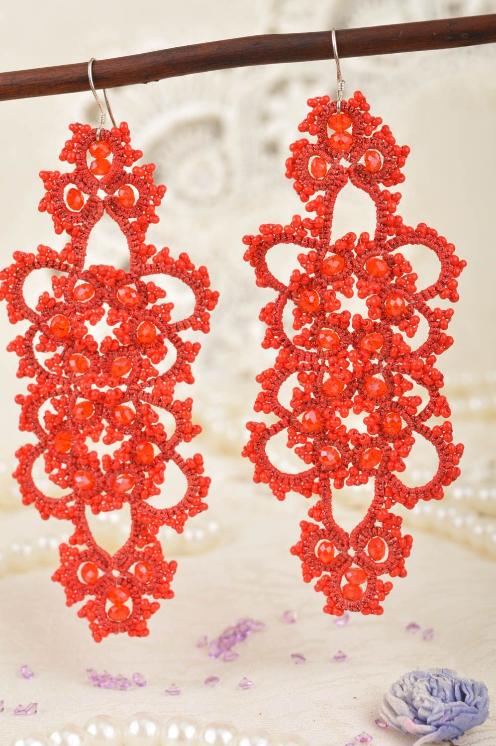 Boucles d'oreilles rouges pendantes ajourées faites main fils perles de rocaille photo 3