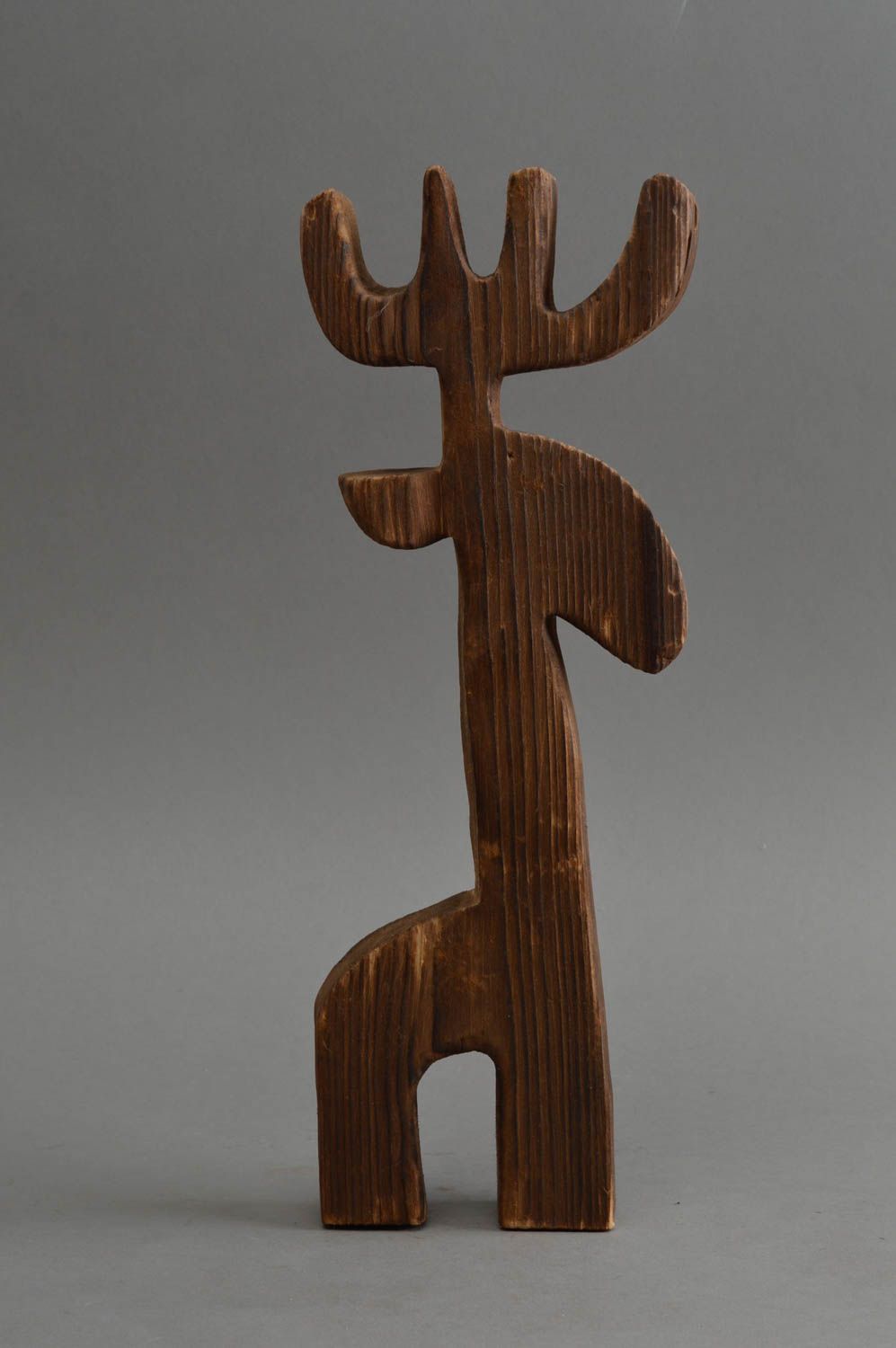 Geschnitzte handgemachte Figurine aus Holz in Form vom Elchen aus Kiefer foto 2