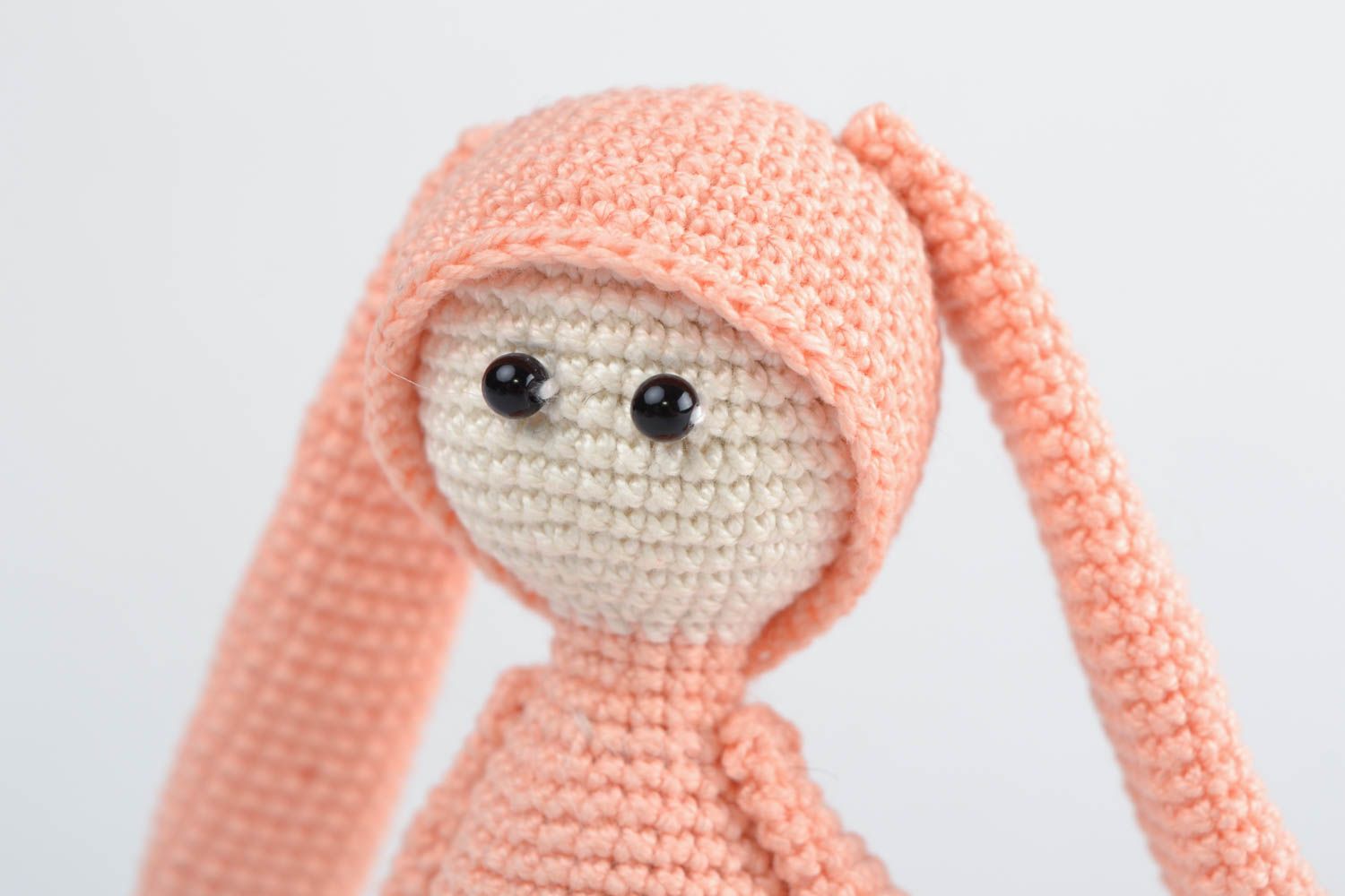 Petite poupée tricotée en coton naturel au crochet en forme de lièvre rose photo 3