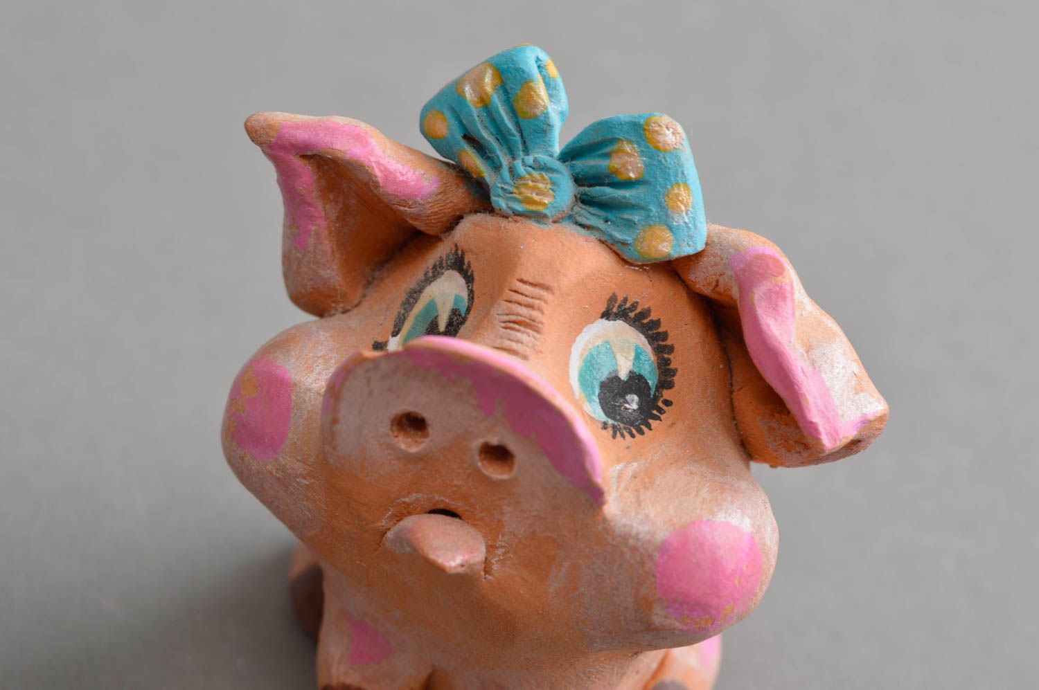 Handmade Statuette aus Ton Souvenir Schwein mit blauer Schleife schön grell foto 5