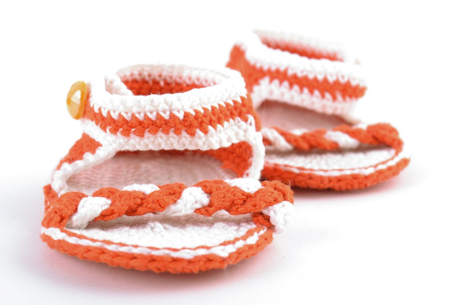 Вязаные пинетки сандалики для девочки белые с оранжевым маленькие ручная работа  фото 5