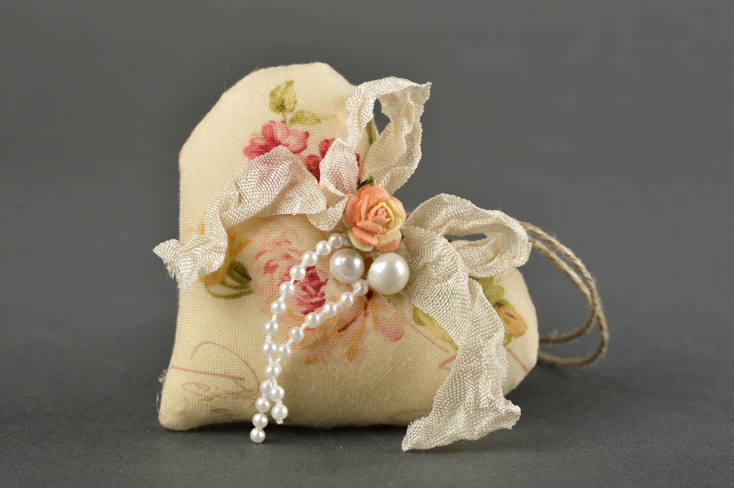 Coeur à suspendre fait main Accessoire design tissu perles fleurs Déco maison photo 2