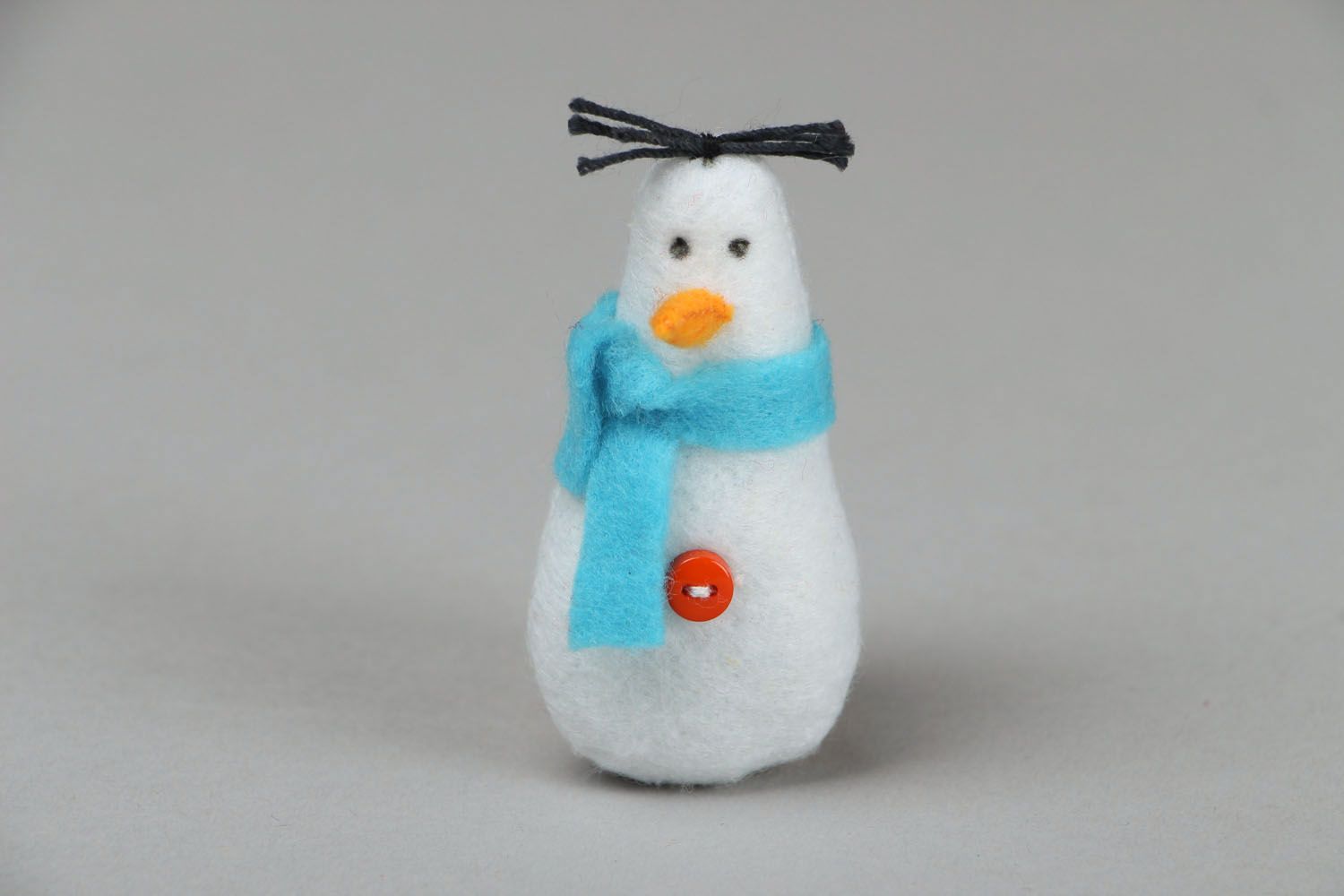 Декоративный снеговик из фетра фото 1