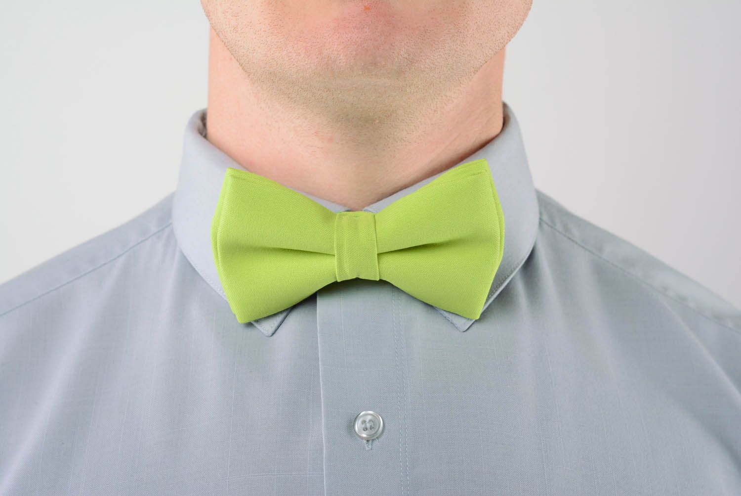 Gravata borboleta de cor verde claro clássico feita de gabardine foto 1