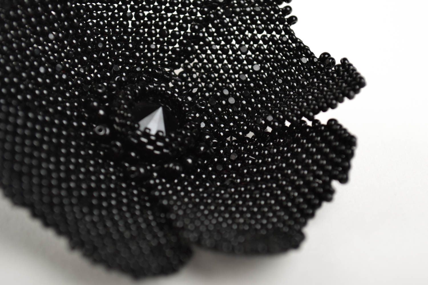 Broche fleur noire Bijou fait main en perles de rocaille Cadeau pour femme photo 5