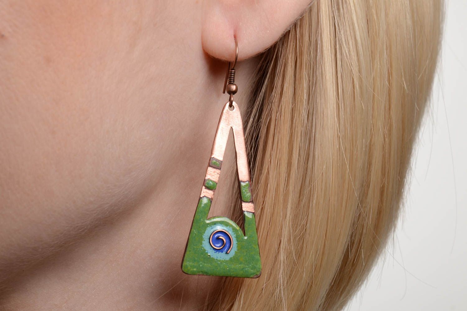 Grüne lange dreieckige stilvolle handgemachte Ohrringe aus Kupfer für Frauen foto 5