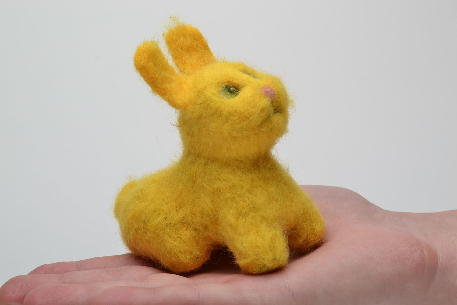 Валяная игрушка желтый заяц фигурка для декора дома фото 5