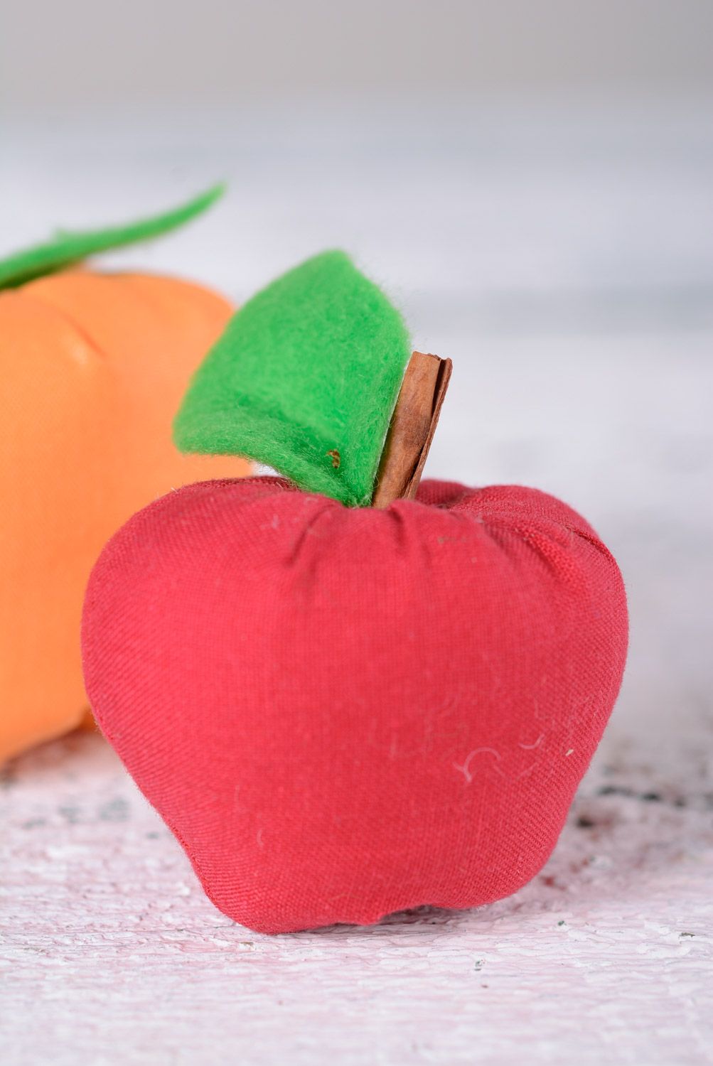 Интерьерная игрушка яблоко красное с палочкой корицы небольшое ручная работа фото 1