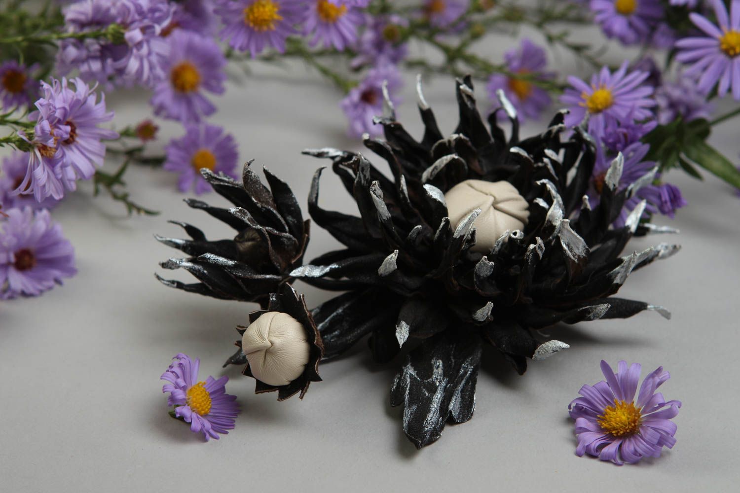 Broche en cuir fleur noire Bijou fait main Accessoire femme design original photo 1