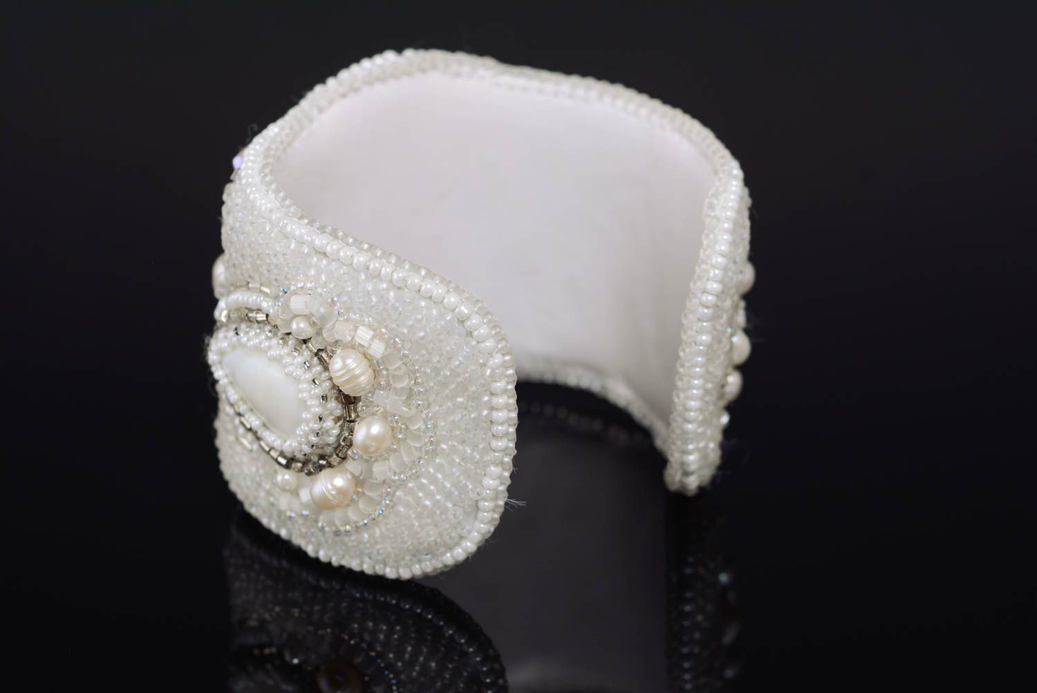 Originelles weißes Armband aus Glasperlen mit Perlmutt handmade für Mode Damen foto 2