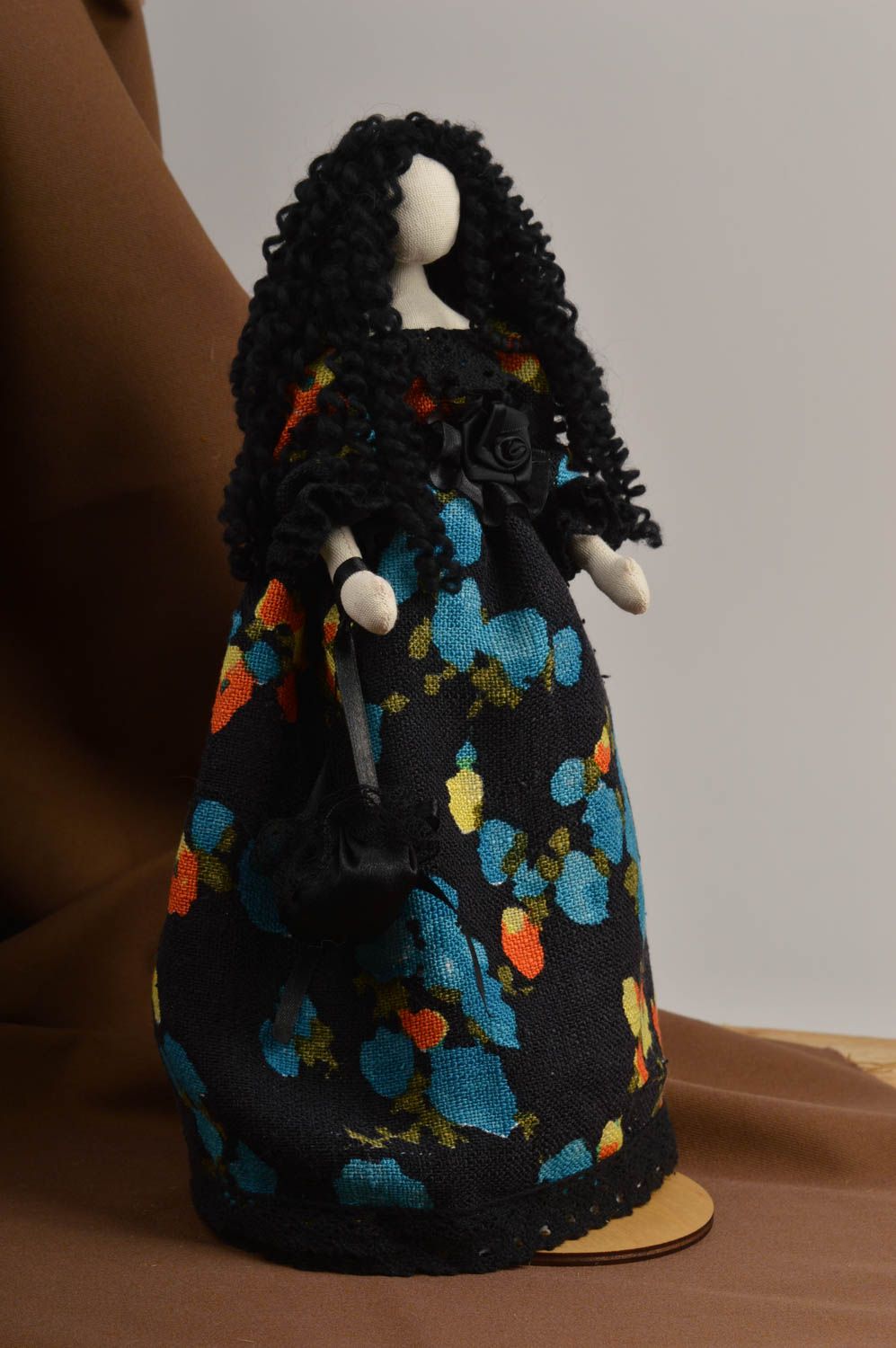 Muñeca hecha a mano de lino souvenir original decoracion de interiores foto 1