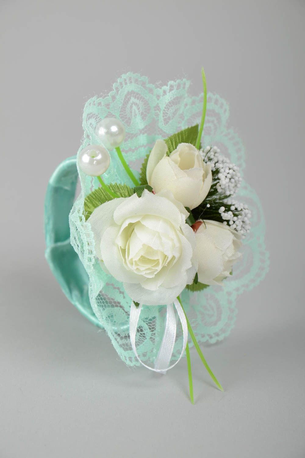 Hochzeit Boutonniere mit Blumen weiß blau aus Atlasbändern schön handmade zart foto 5