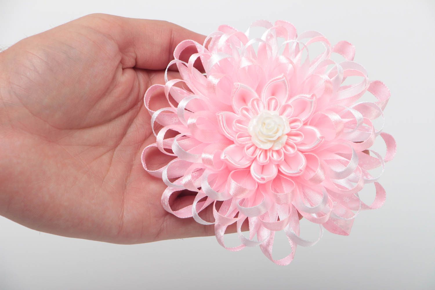 Розовая атласная заколка в виде цветка ручной работы красивая авторская фото 5