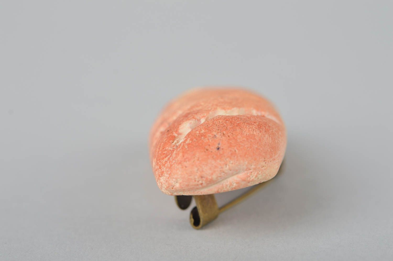 Broche originale faite main Accessoire femme pain en pâte polymère Petit cadeau photo 5