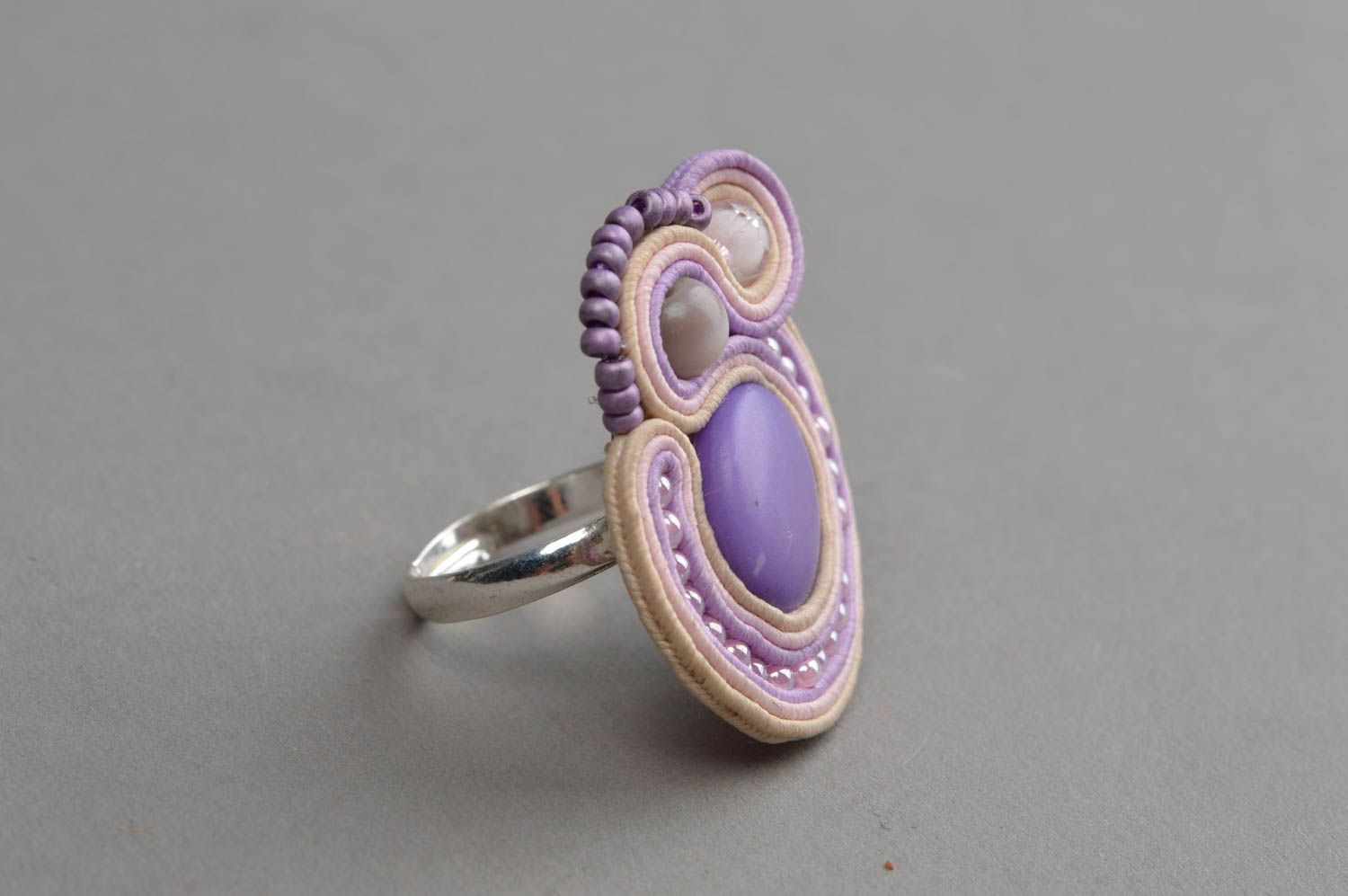 Schöner origineller lila Soutache Ring handmade mit Einheitsgröße für Damen foto 3