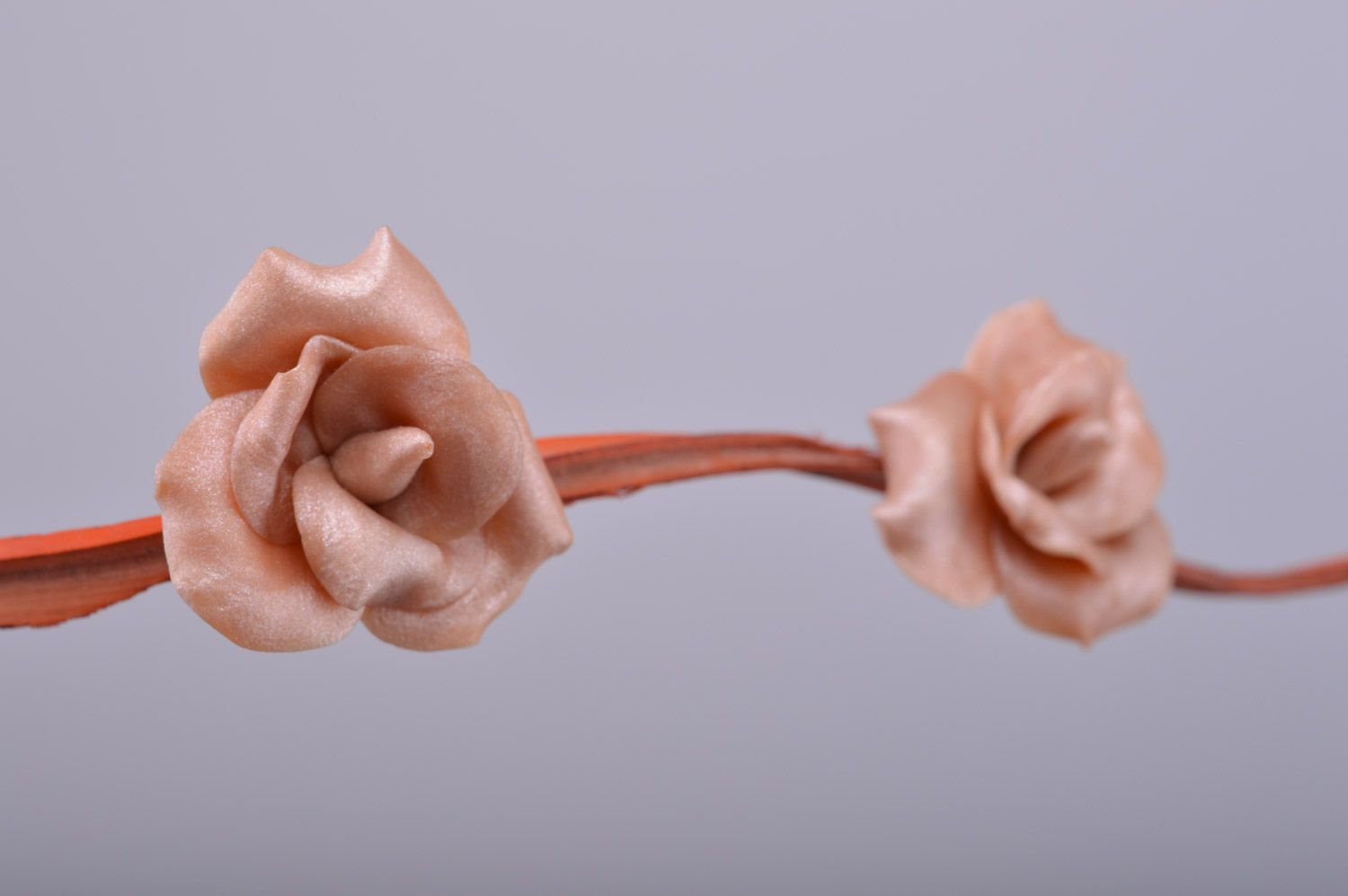 Kleine romantische handgemachte Ohrstecker in Form der Rosen für Mädchen  foto 5