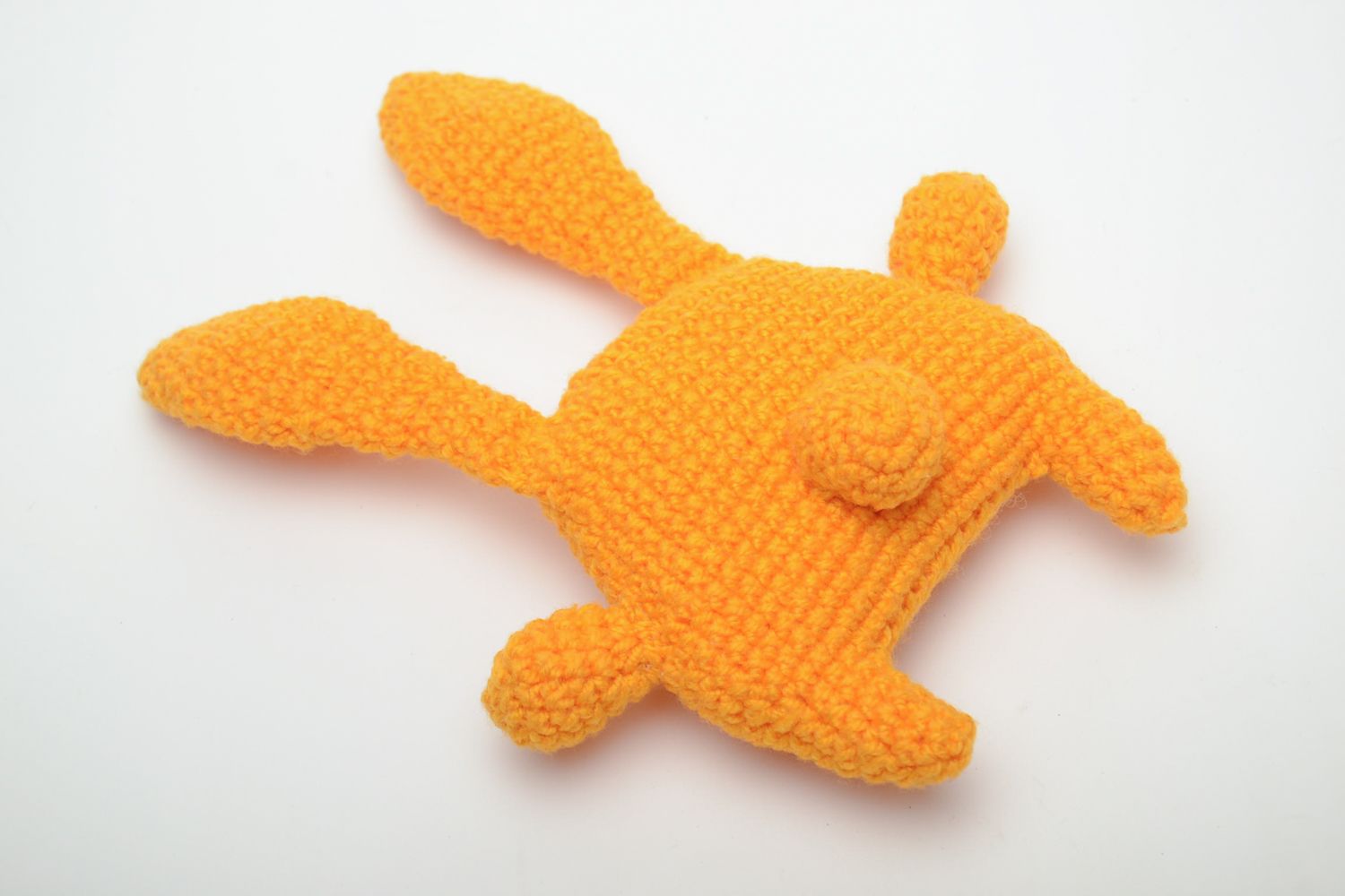 Décoration à accrocher tricotée de fils acryliques faite main Petit lièvre jaune photo 4