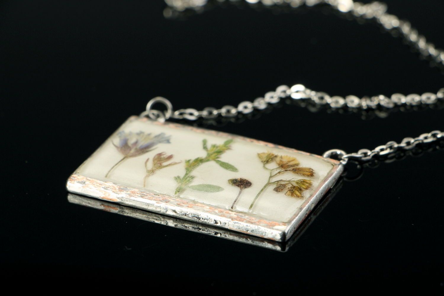 Necklace made of flowers, coated with epoxy resin photo 3