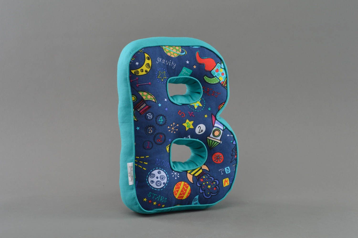 Интерьерная подушка в виде буквы В для декора детской из хлопковой ткани  фото 1