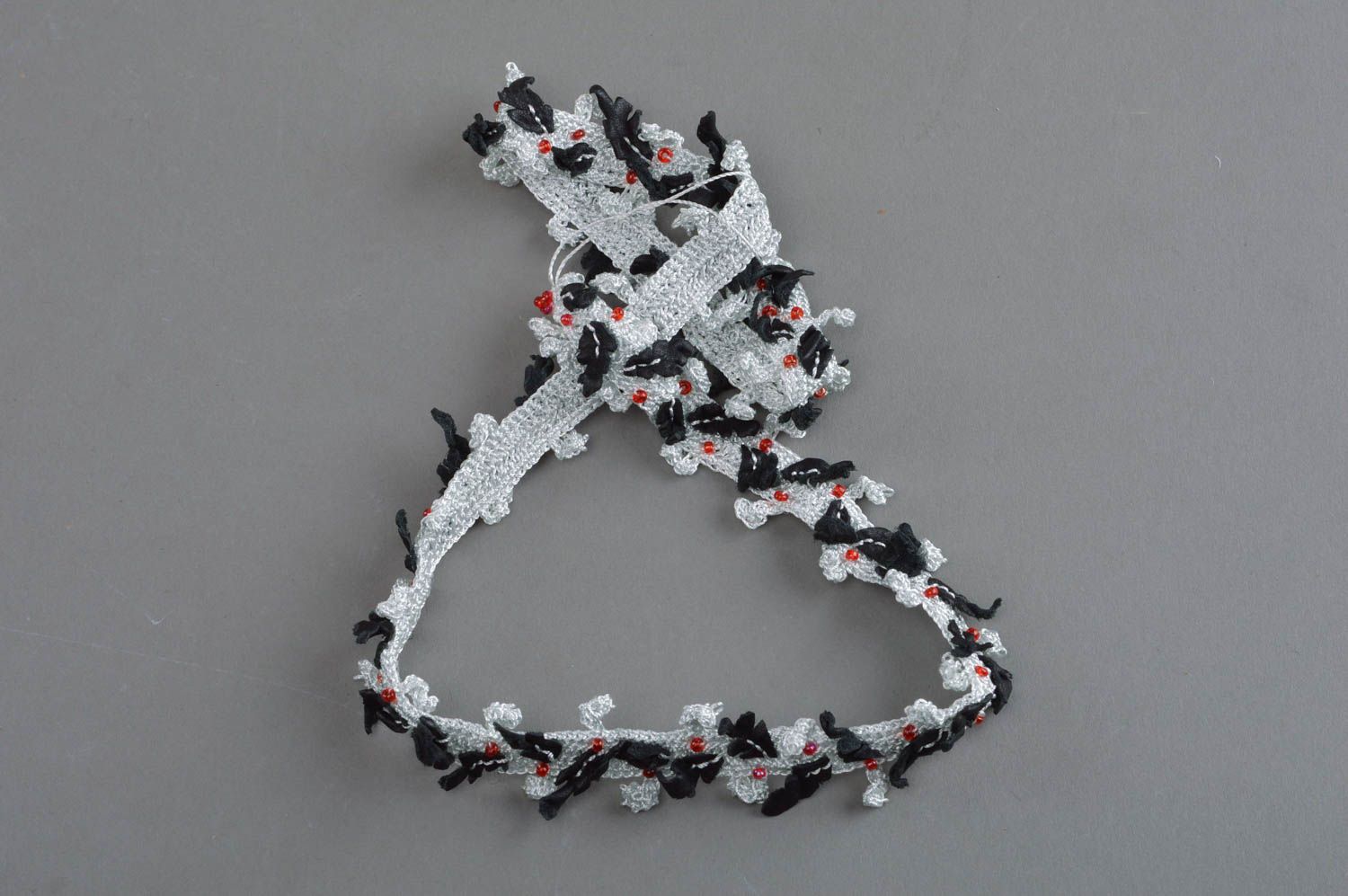 Collar de hilos trenzado blanquinegro completado con abalorios bonito artesanal foto 1