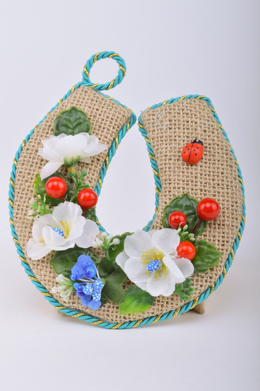 Herradura de arpillera decorada con flores y bayas hecha a mano foto 5