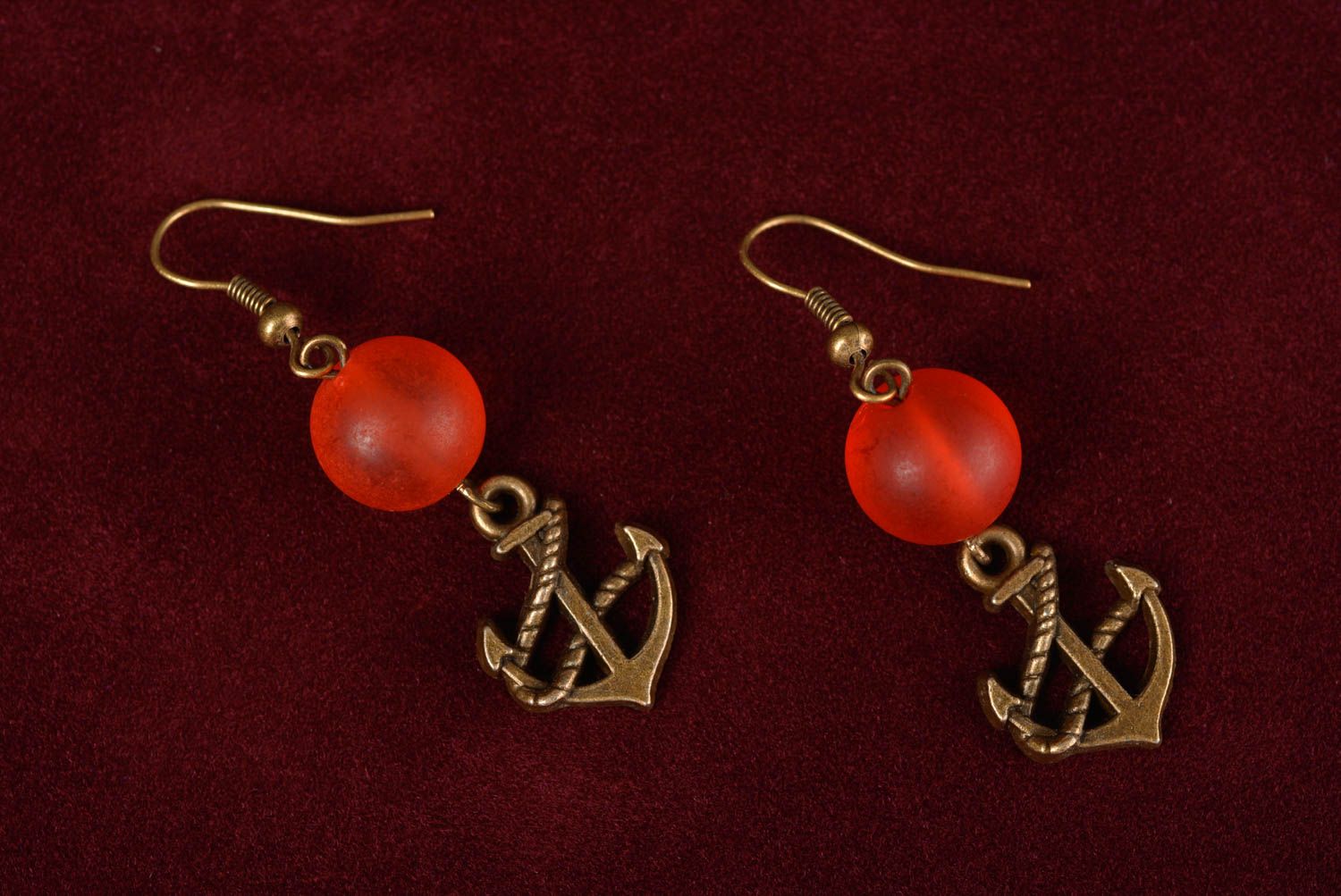 Rote lange Ohrringe mit Anhängern aus Metall handmade originell für Frauen foto 1