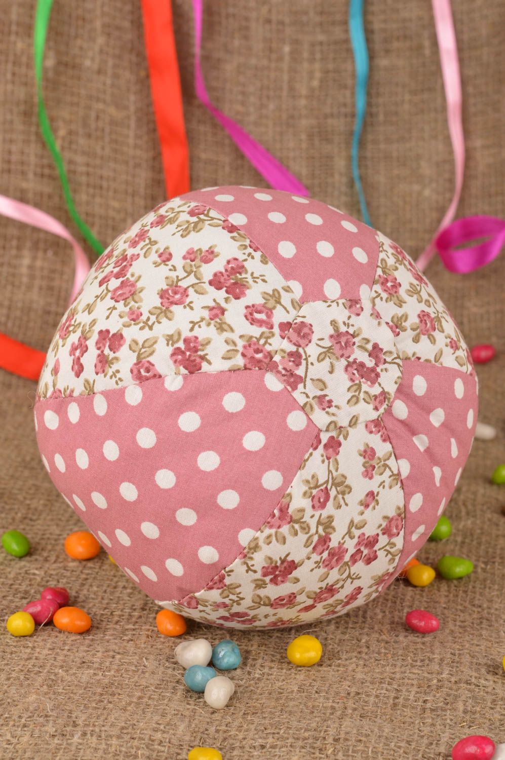 Красивая текстильная игрушка в виде розового мячика из ткани для детей хэнд мэйд фото 1