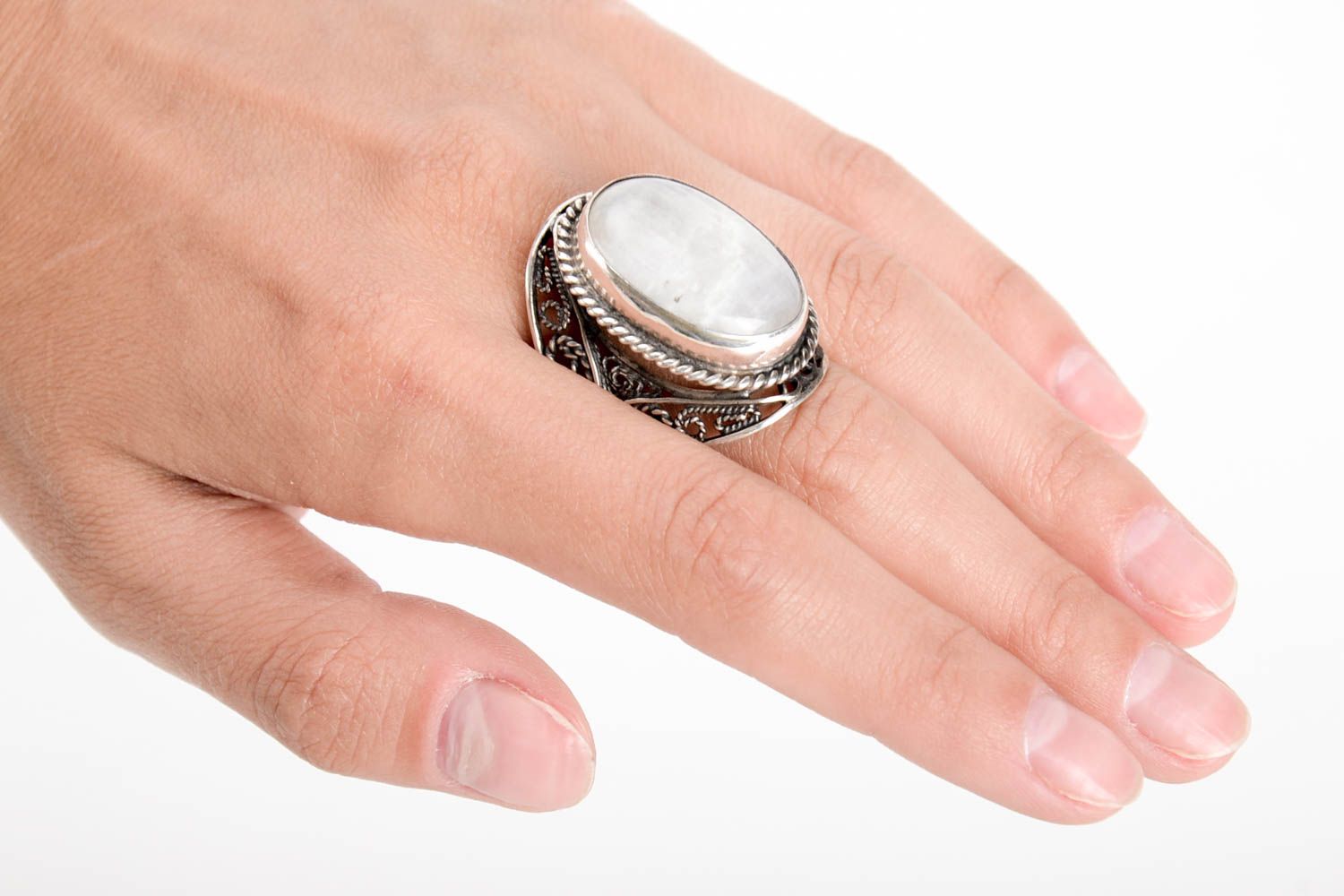 Modisches Accessoire handgeschaffen Ring am Finger stilvoll Silber Schmuck weiß foto 1