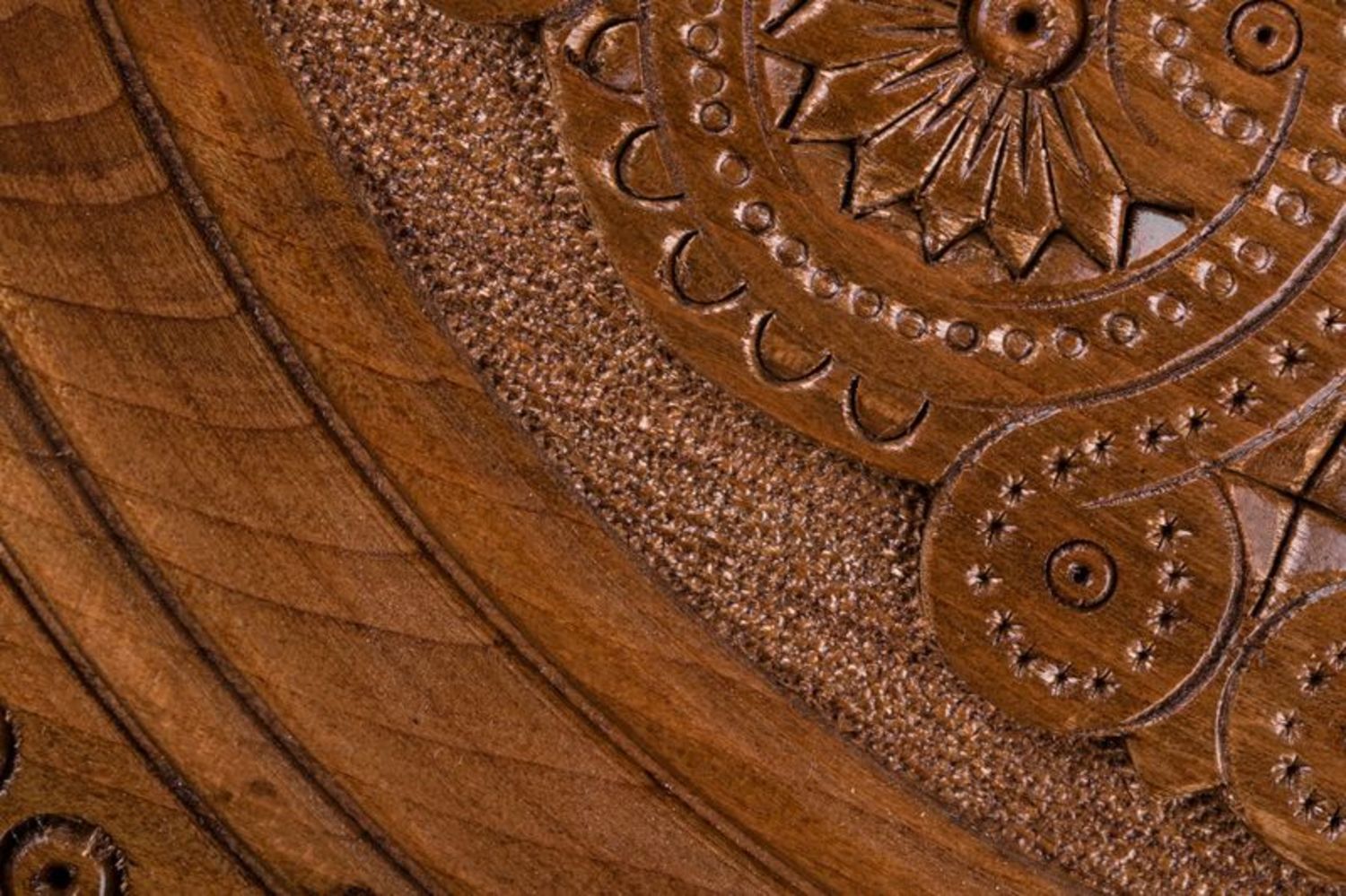 Декоративная деревянная тарелка с резьбой фото 3