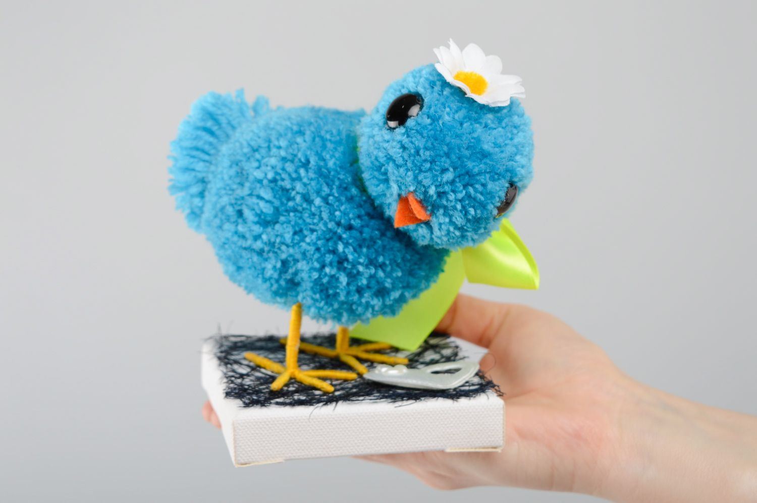 Игрушка птичка из помпонов голубая  фото 3