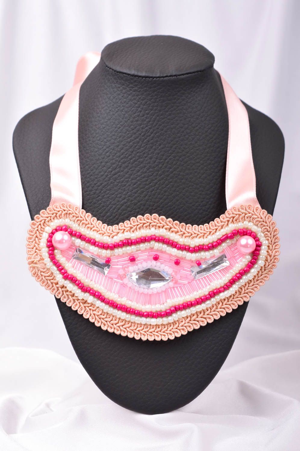 Украшение ручной работы ожерелье из бисера розовое колье из бисера на ленте фото 1