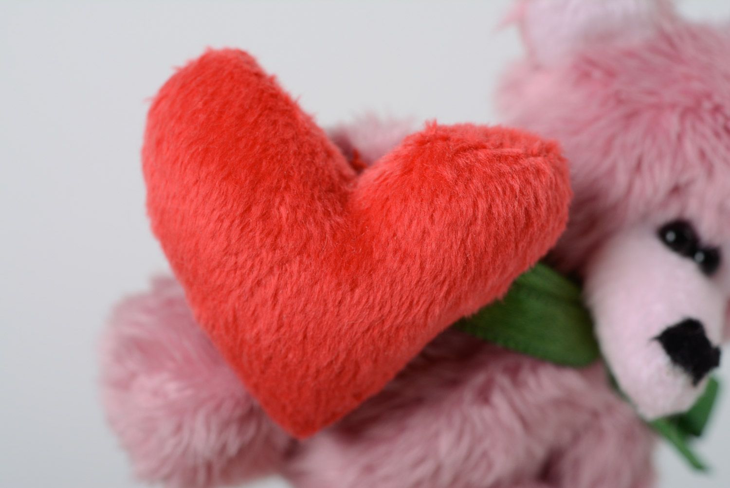Llavero artesanal con forma de juguete de peluche rosado  foto 4