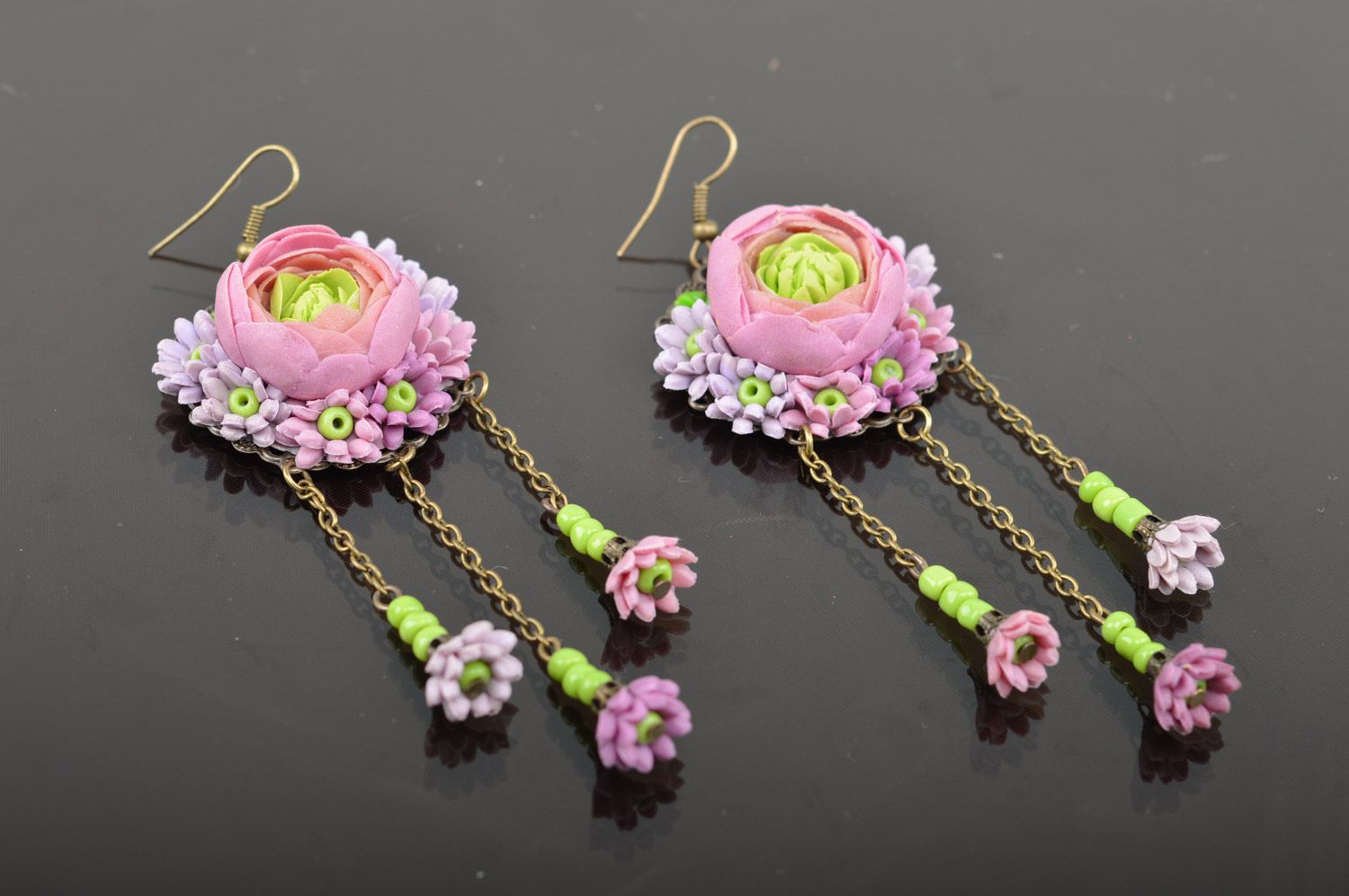 Boucles d'oreilles pendantes avec fleurs en pâte polymère mauves faites main photo 3