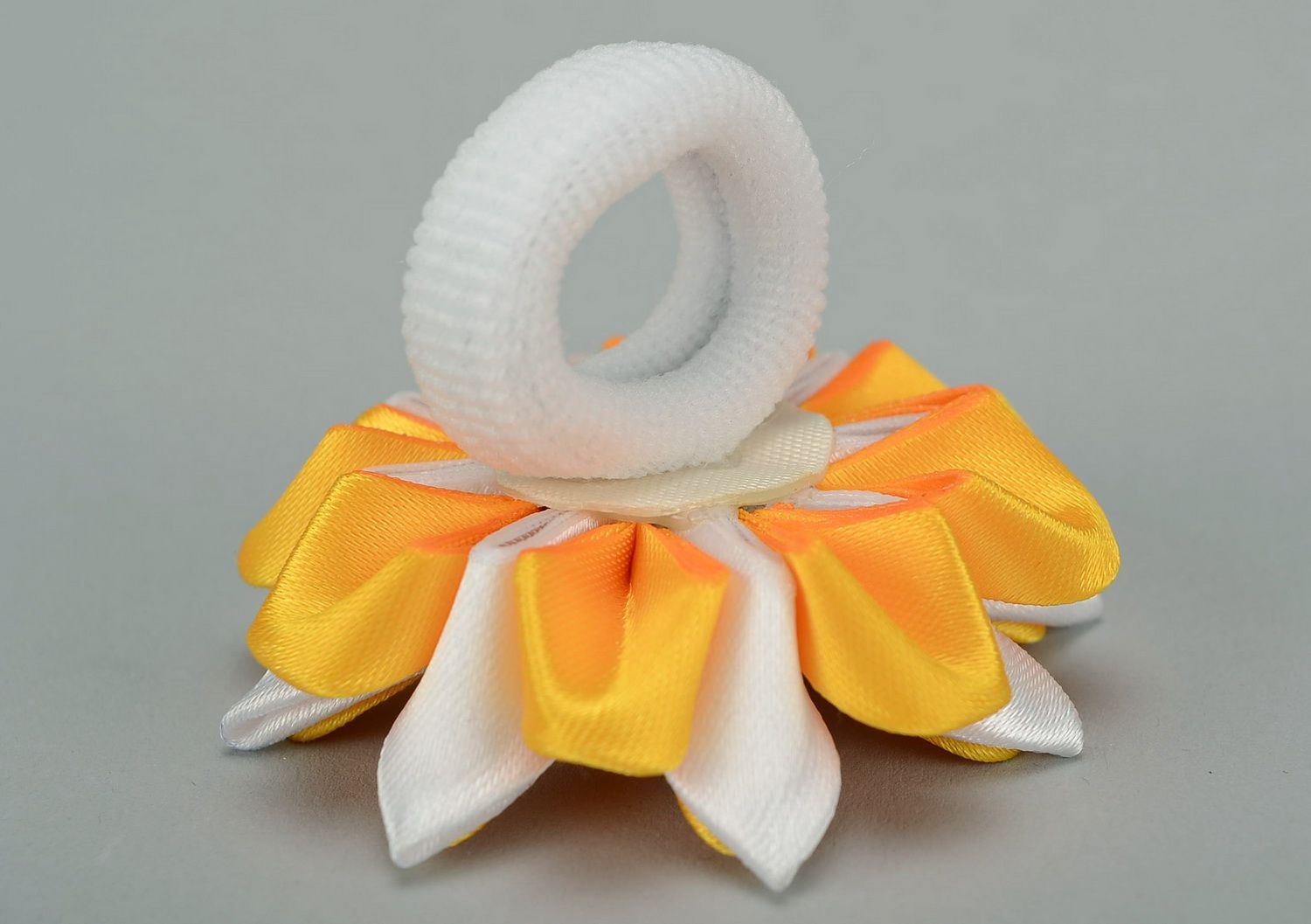 Резинка для волос атласная Оранжево-белый цветок фото 3