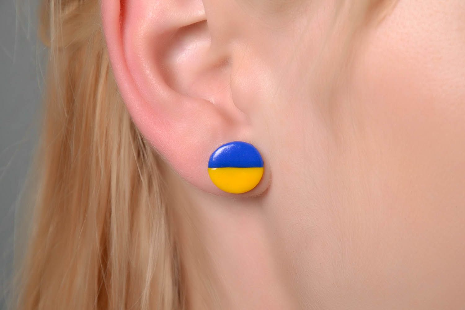 Boucles d'oreilles artisanales en pâte polymère bleues et jaunes photo 4