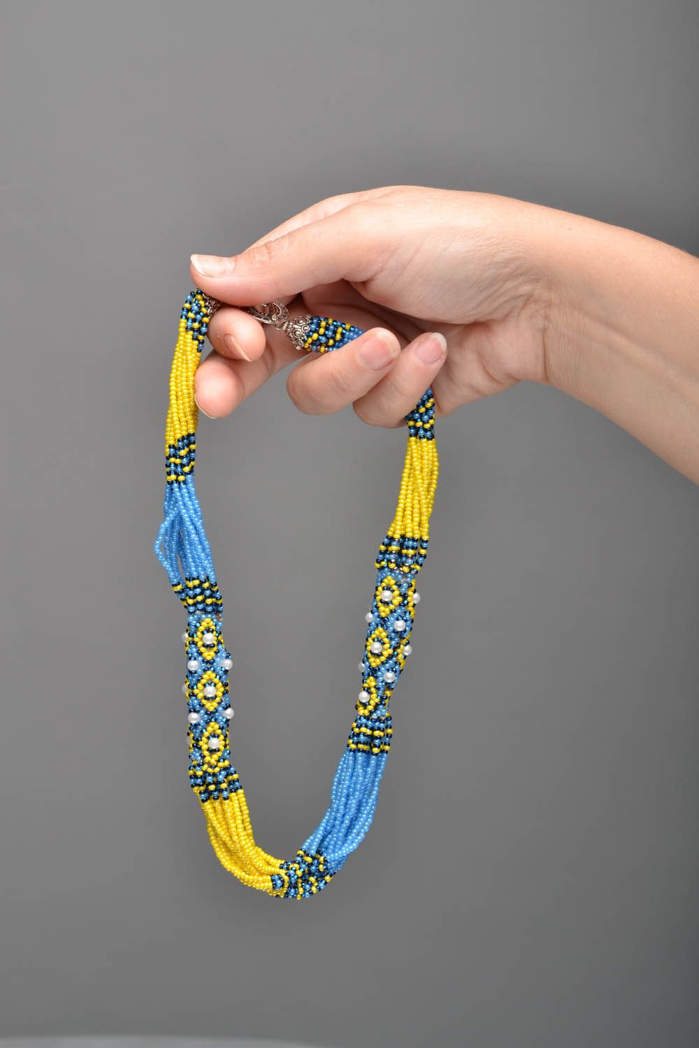 Blau-gelbe Halskette aus Glasperlen foto 2