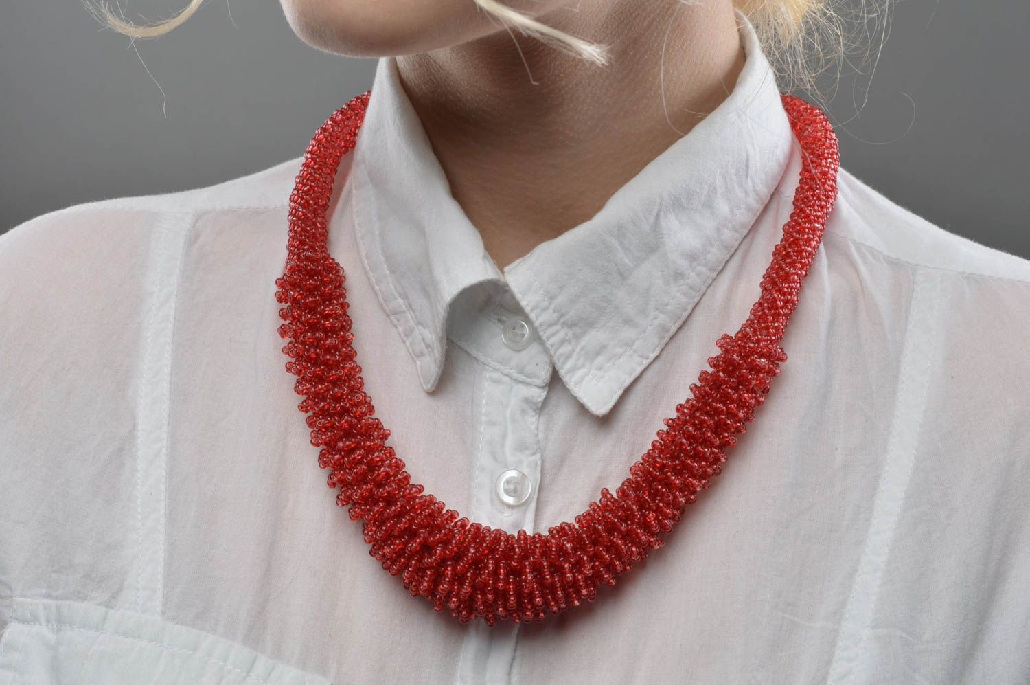 Красный жгут из бисера ожерелье ручной работы красивое оригинальное массивное фото 5