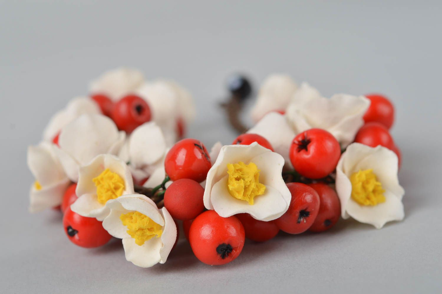 Bracelet fleurs et baies Bijou fait main porcelaine froide Cadeau pour femme photo 5