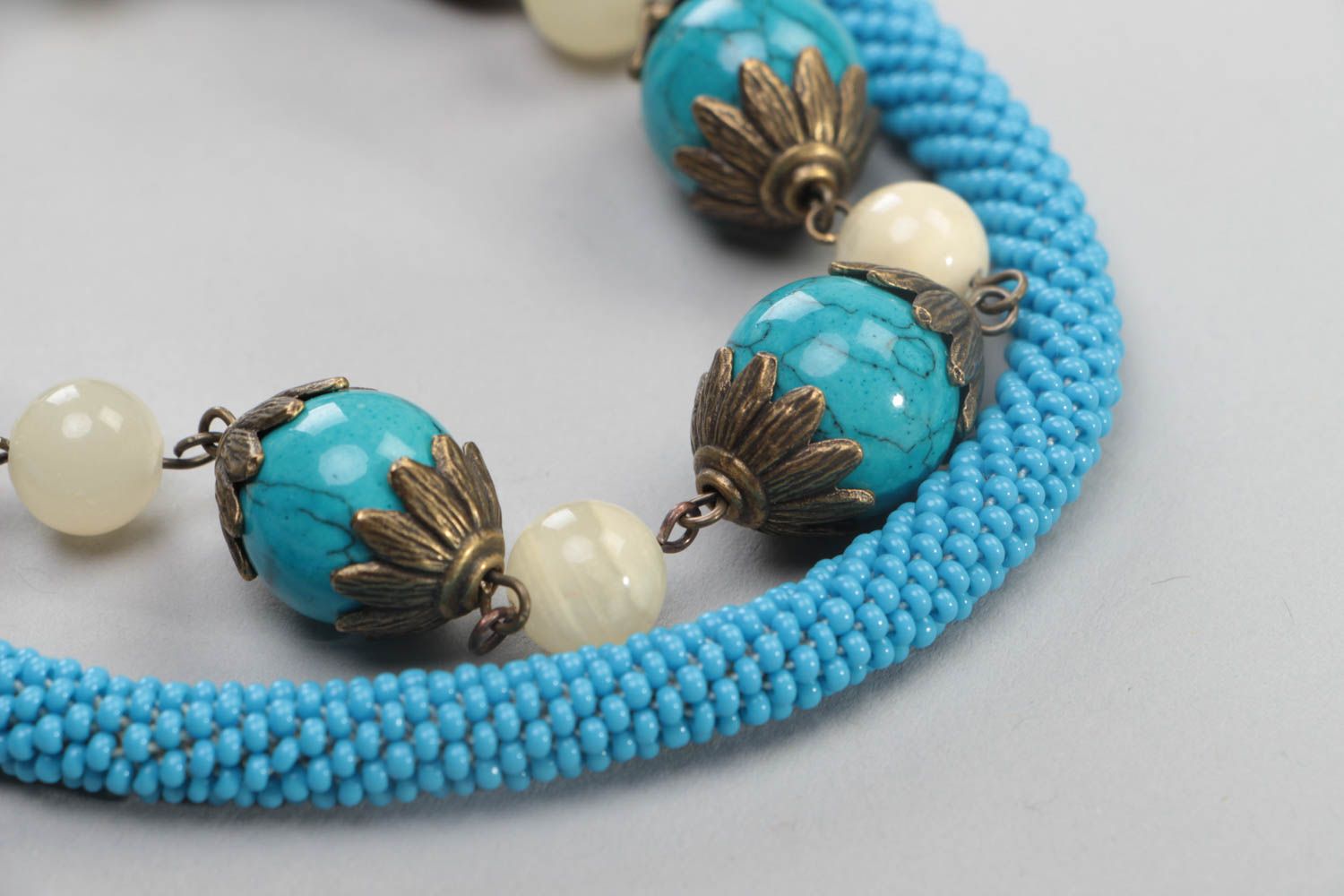 Handgemachte türkisblaue Halskette aus Glasperlen und Naturstein für Damen foto 4