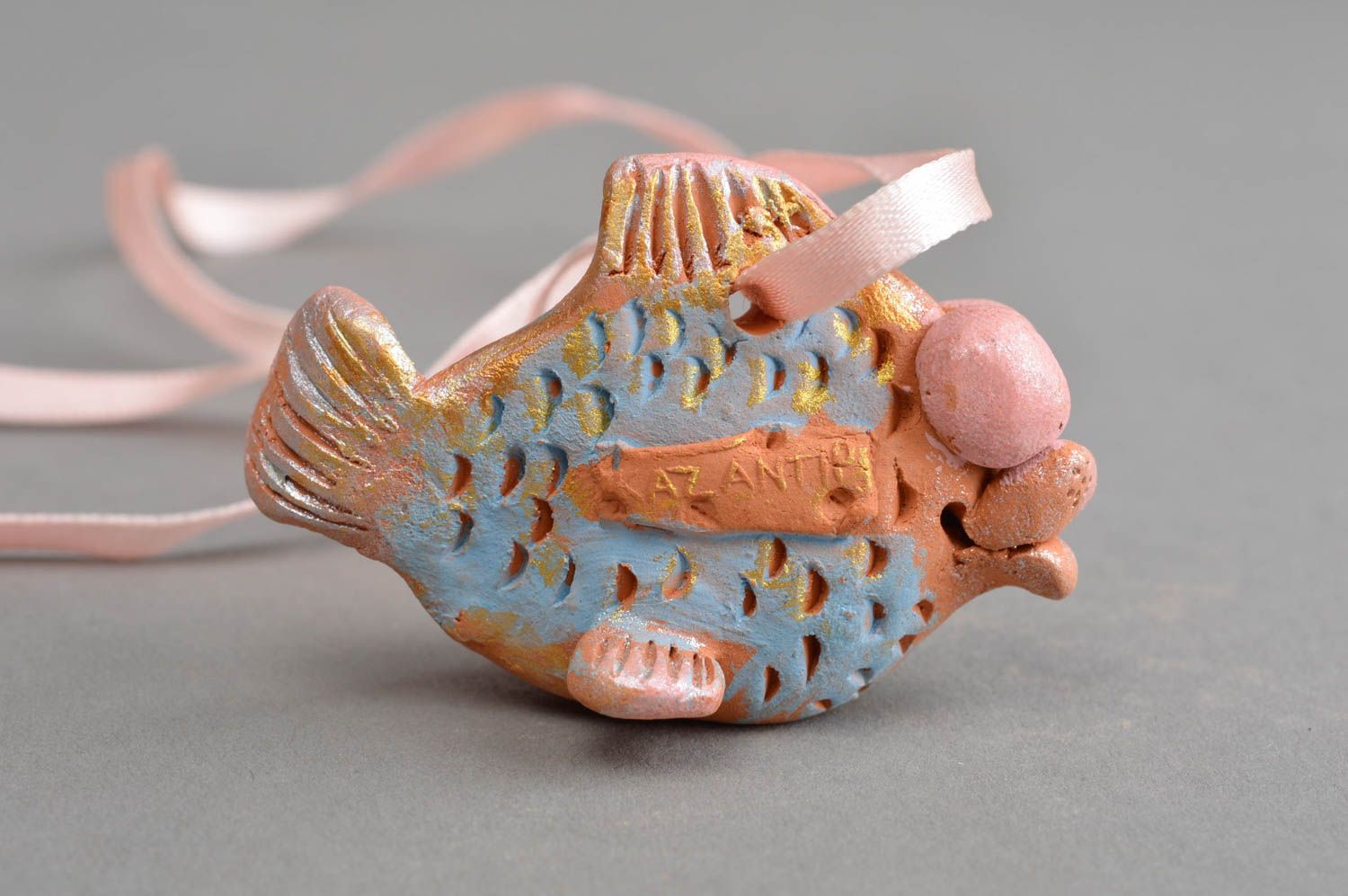 Авторский керамический сувенир ручной работы веселая рыбка на шнурочке фото 3