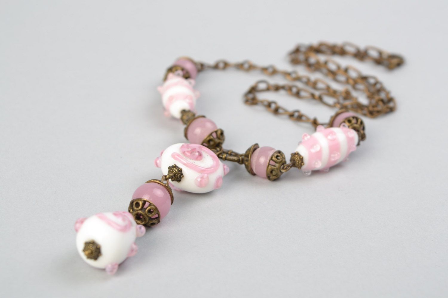 Joli collier en perles de verre rose et blanc fait main original pour femme photo 3