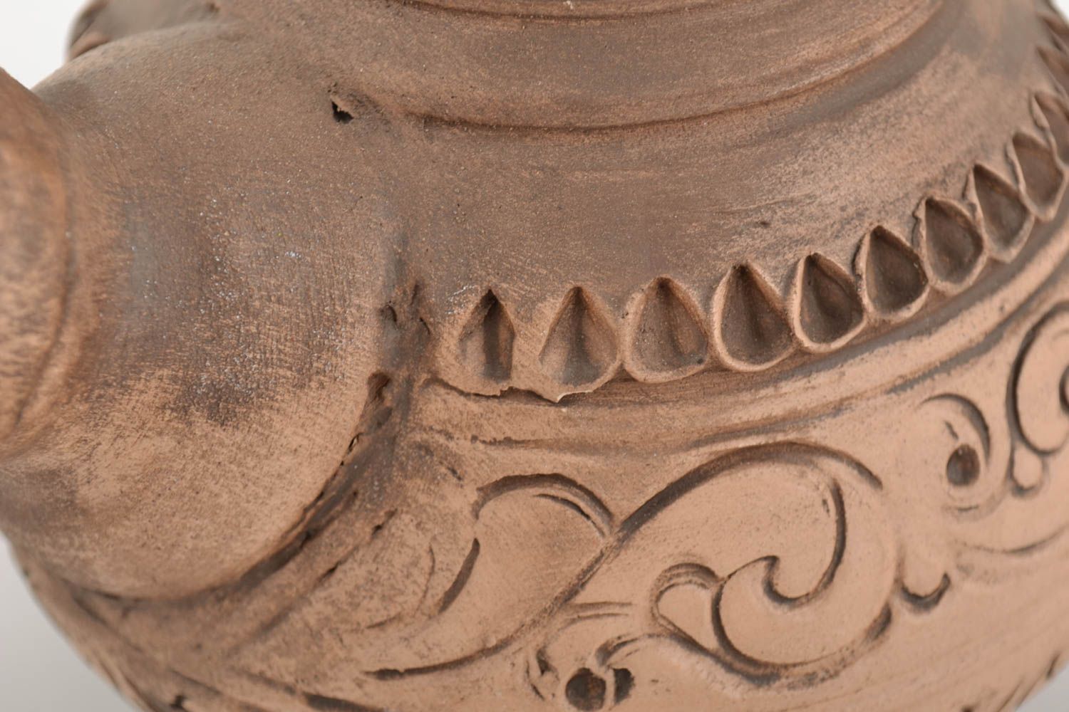 Керамическая турка необычная коричневая с узорами объемом 500 мл ручная работа фото 3