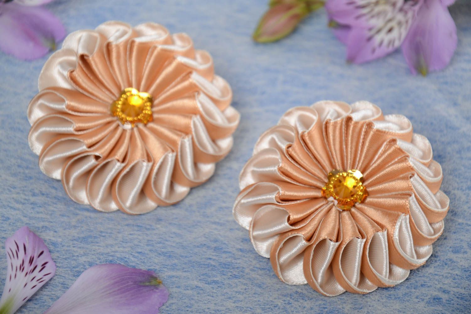 Coleteros para el pelo de flores de color beige kanzashi artesanales para niña
 foto 1