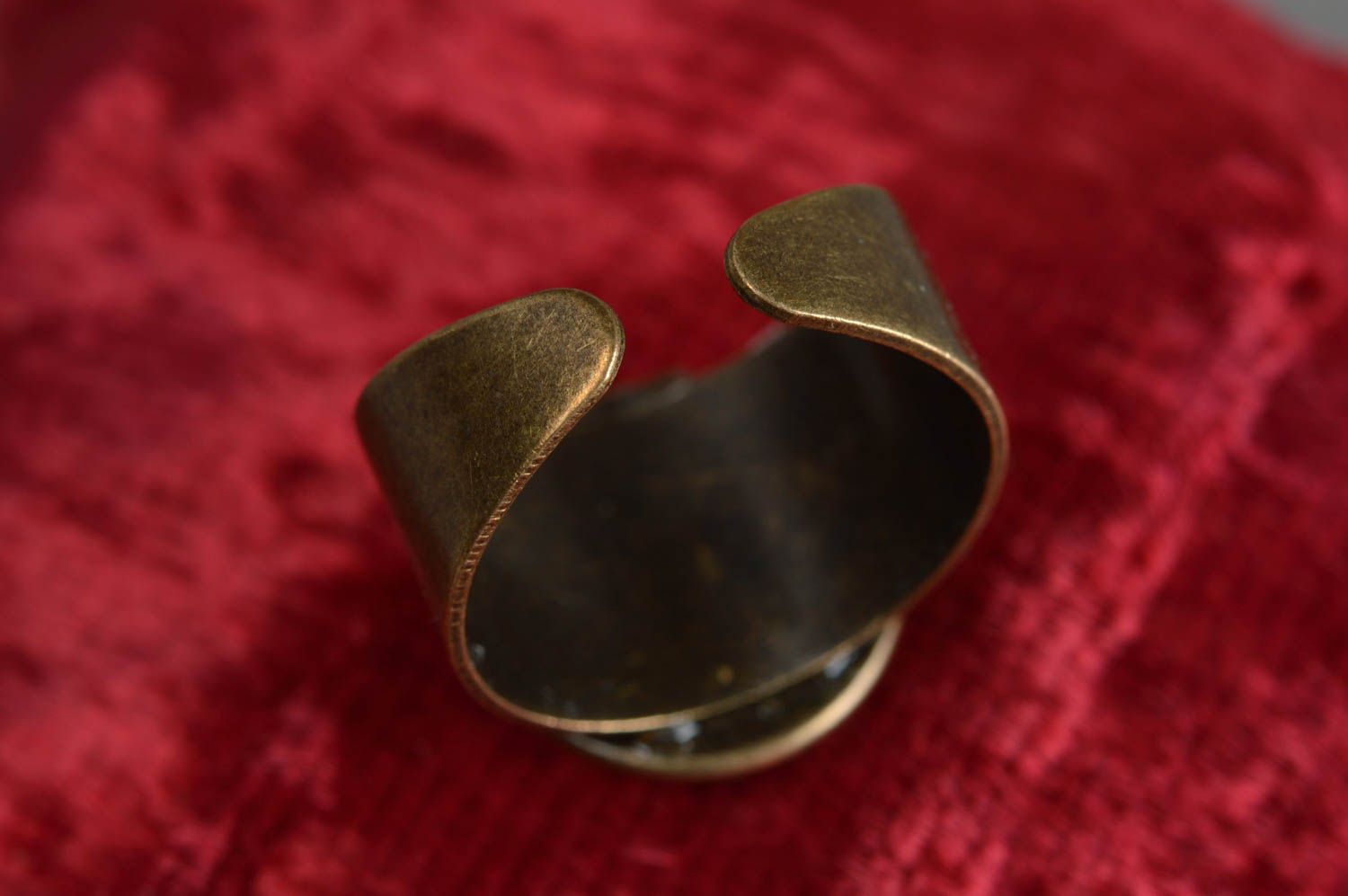 Крупное кольцо с принтом в технике декупаж с ювелирной смолой ручной работы красочное фото 3