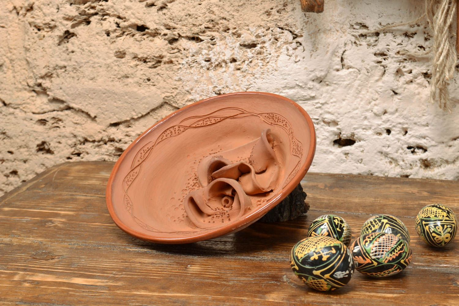 Petite assiette en céramique brune avec motif en relief faite main murale photo 1