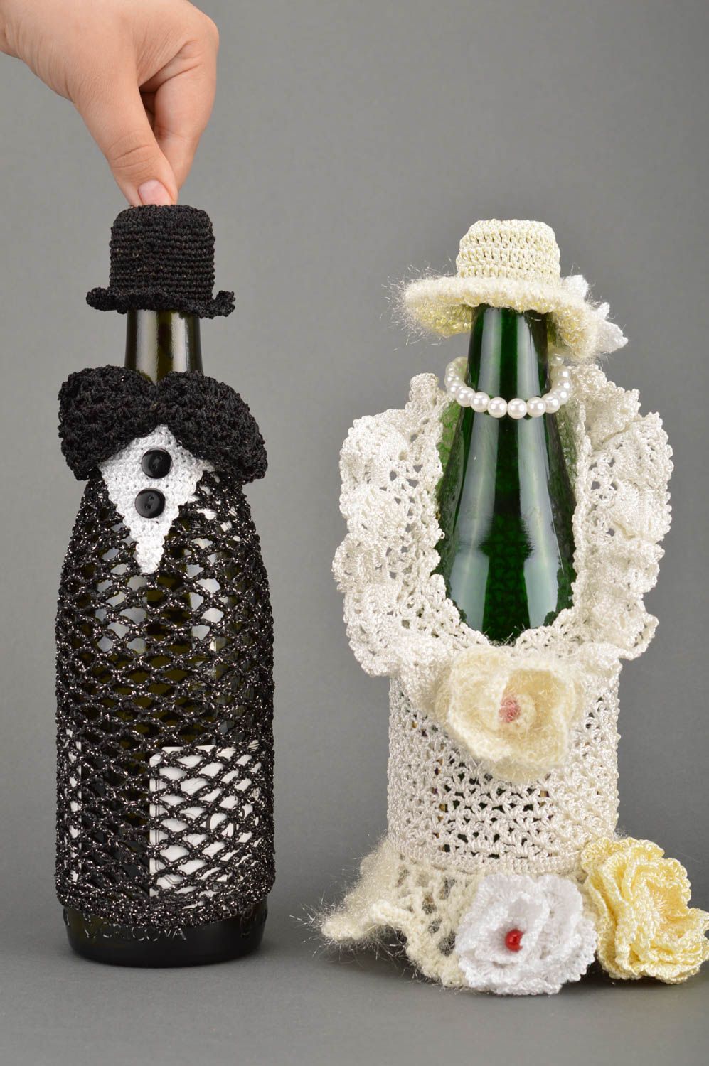 Свадебные костюмы на бутылки смокинг и платье вязаные ручной работы красивые фото 4