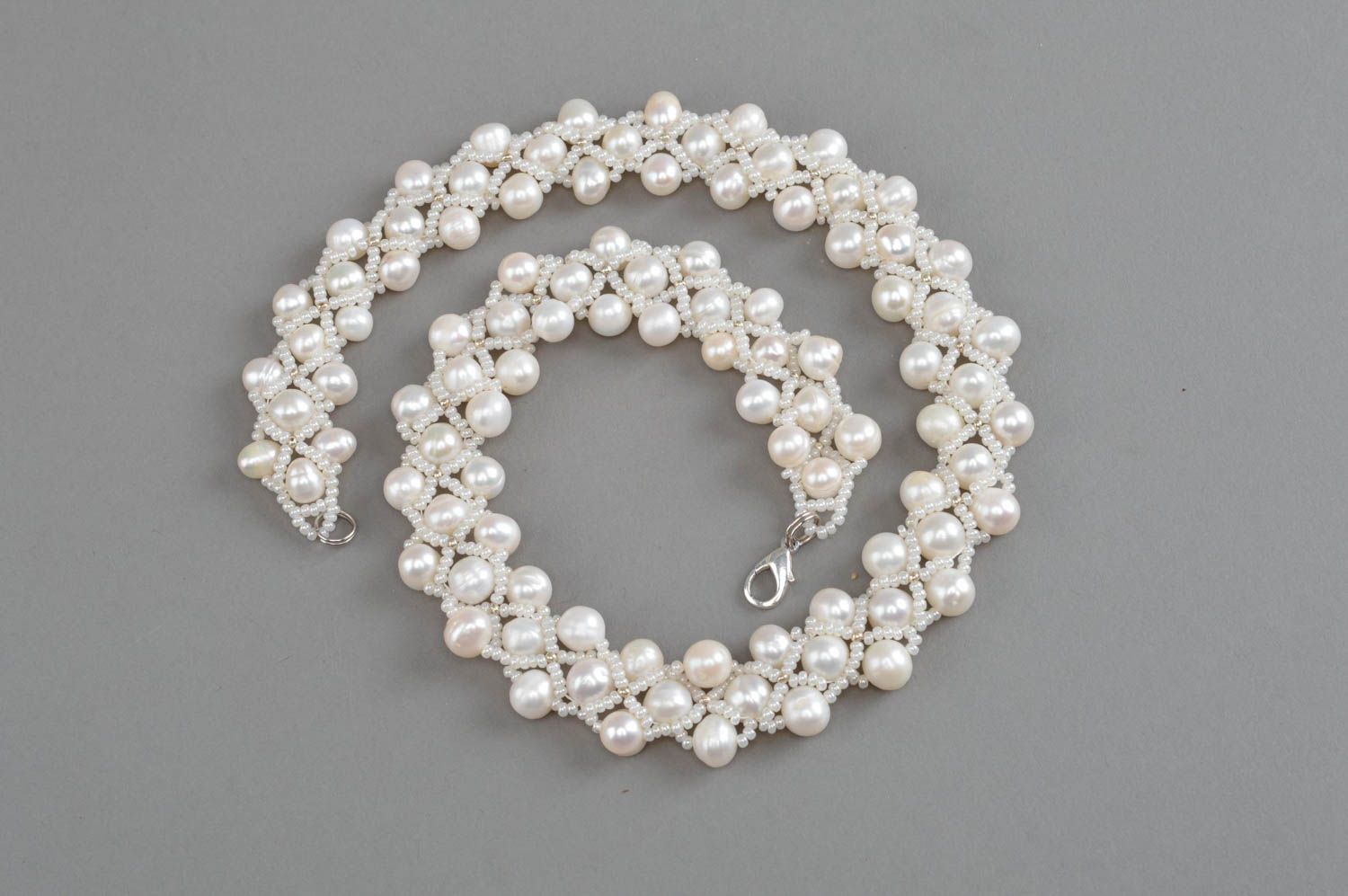 Weißes handgemachtes originelles festliches Collier aus Perlen für Damen foto 3