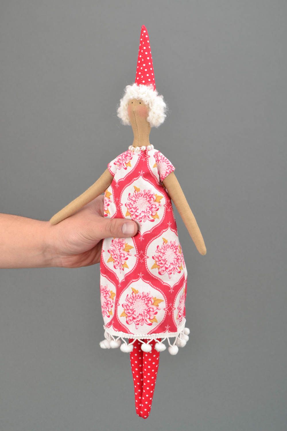 Jouet décoratif en tissu de coton fait main poupée sur support en bois photo 2
