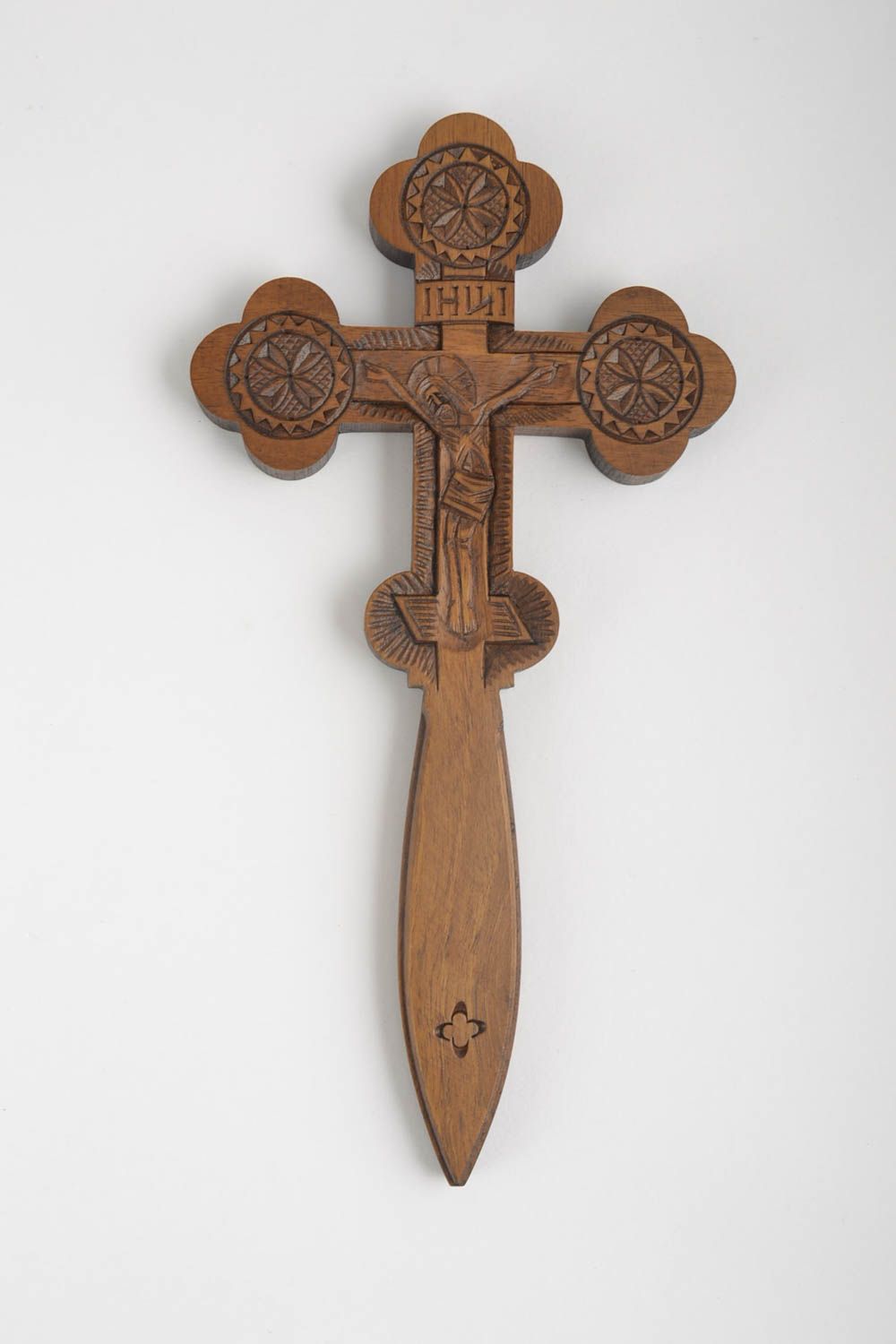 Крест ручной работы резной крест из дерева крест с распятием украшение на стену фото 2