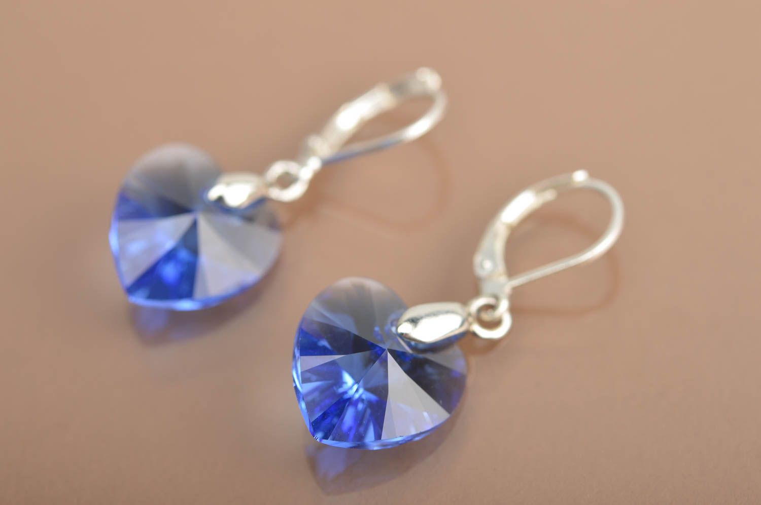 Серьги с кристаллами в виде сердечек голубые красивые небольшие ручной работы фото 2